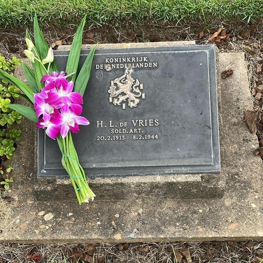 Bloemen graf Hendrik Lodewijk de Vries 2025 klein