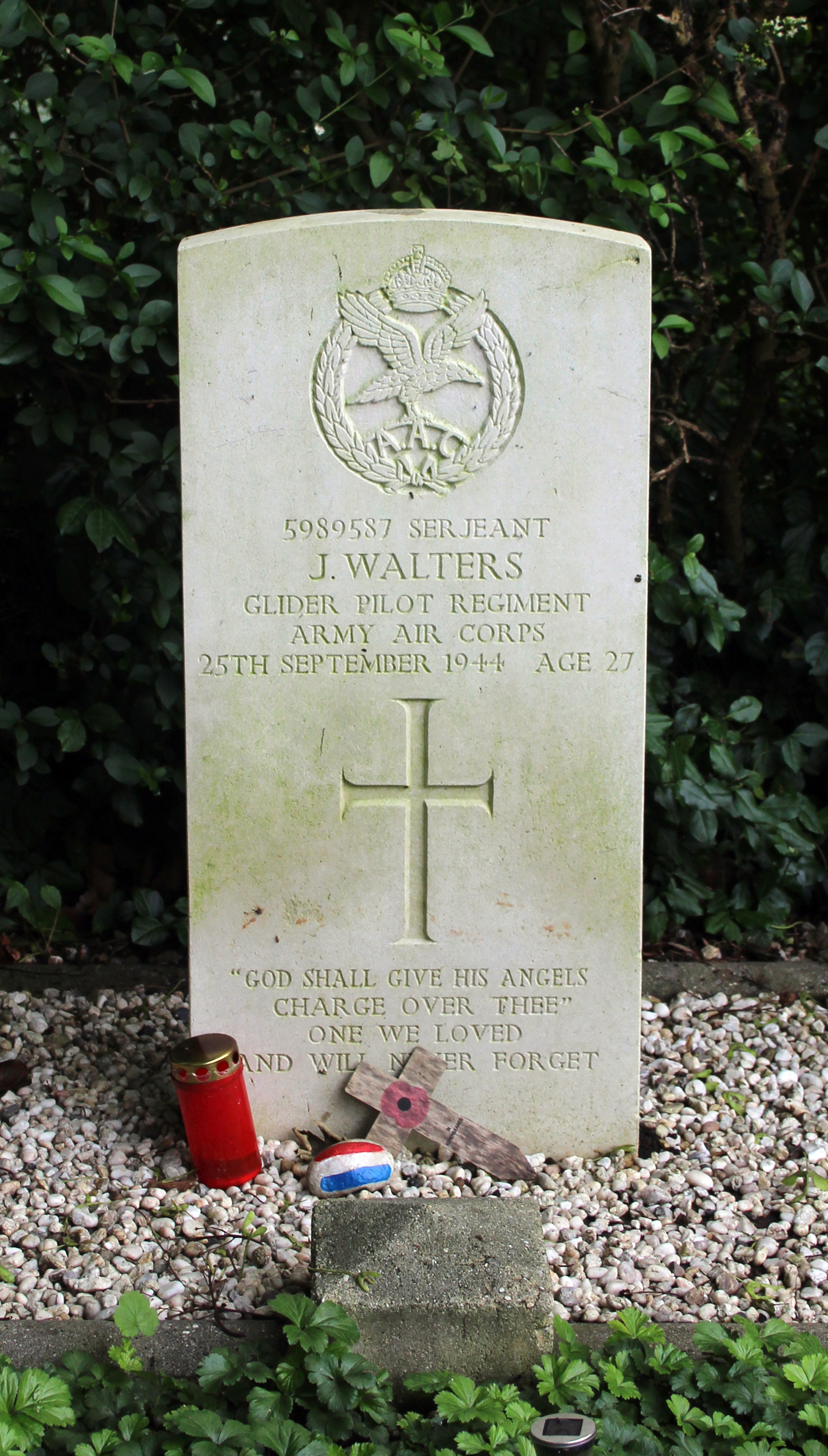 War Grave of Sergeant J Walters Wijk bij Duurstede by Agaath CC BY SA 4 0