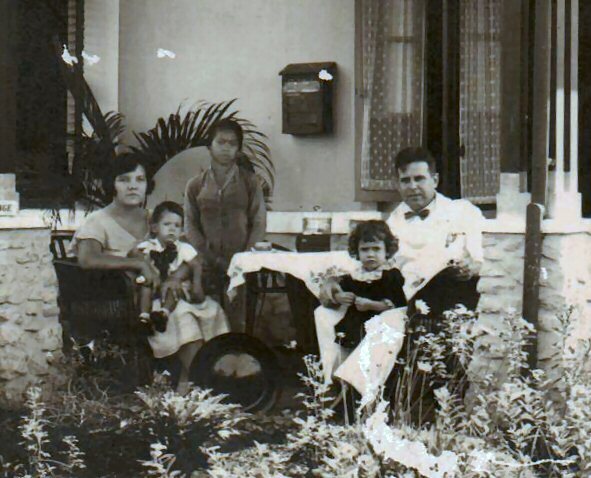 1930 Herman met vrouw en kinderen op de Westhofweg 6