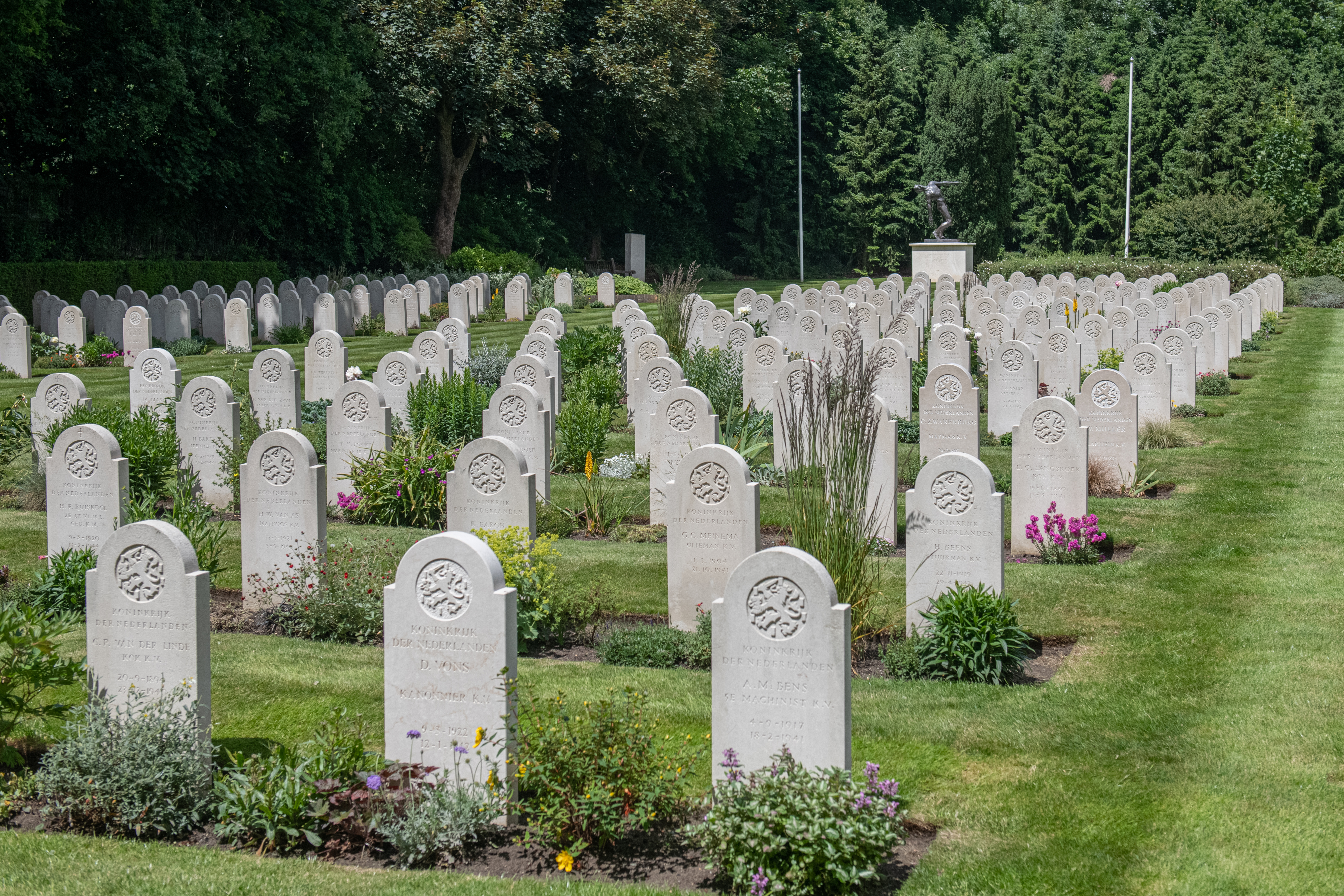 Dutch War Graves Foundation 11 06 22 Susannah Fields Photo 0015